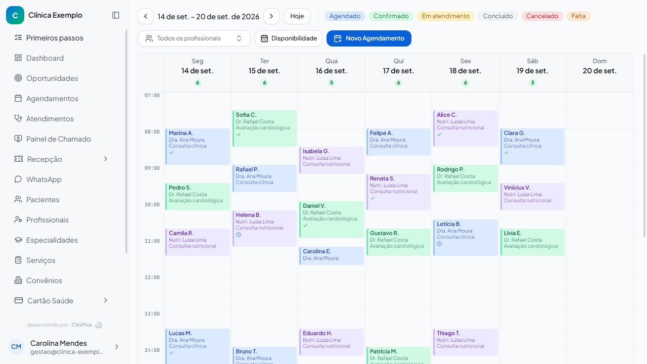 Agenda real do CliniPlus com horários da semana, filtro por profissional e status das consultas. Dados fictícios de demonstração.