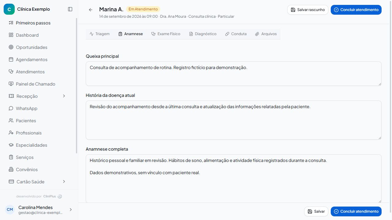 Tela real de atendimento médico do CliniPlus com prontuário, histórico e registro clínico do paciente. Dados fictícios de demonstração.